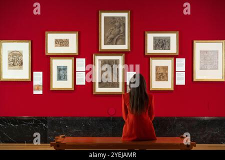 Londra, Regno Unito. 31 ottobre 2024. C) "Un putto con cornucopia" e "Una sirena", 1595, entrambi di Annibale Carracci in anteprima di "disegnare il Rinascimento italiano", una mostra di circa 160 opere di oltre 80 artisti (tra cui Leonardo da Vinci, Michelangelo, Raffaello e Tiziano) della Collezione reale, una delle più grandi collezioni al mondo di disegni del Rinascimento italiano. La mostra è alla King's Gallery, Buckingham Palace, dal 1° novembre al 9 marzo 2025. Crediti: Stephen Chung / Alamy Live News Foto Stock