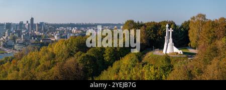Veduta aerea di Vilnius con il monumento a tre croci e il paesaggio urbano Foto Stock