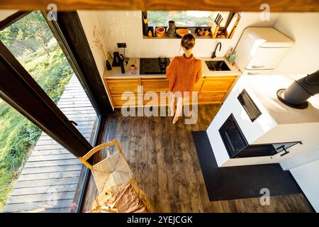 Mattina nella cucina della cabina Foto Stock