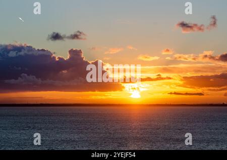 Tramonto sul Mar Baltico visto da una nave da crociera, sulla strada per Copenaghen Foto Stock