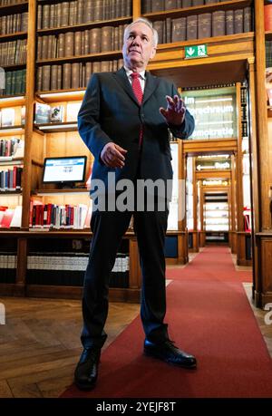 Il Presidente del Consiglio nazionale Walter Rosenkranz venerdì 25 ottobre 2024, durante un'intervista all'Agenzia di stampa APA-Austria al Parlamento di Vienna, Austria. - 20241025 PD4760 credito: APA-PictureDesk/Alamy Live News Foto Stock