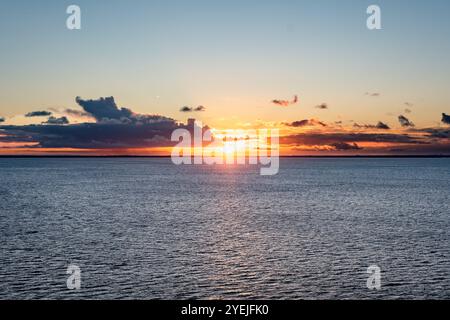 Tramonto sul Mar Baltico visto da una nave da crociera, sulla strada per Copenaghen Foto Stock