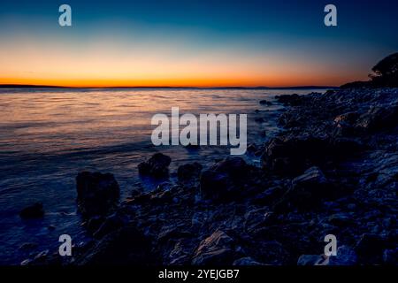 ​​waves mare che colpisce la costa rocciosa Foto Stock