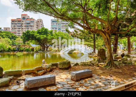 Splendido giardino verde e panoramico ponte bianco sul lago, Taipei Foto Stock