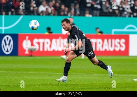 Joe Scally (Borussia Moenchengladbach, #29) AM Ball, GER, Eintracht Frankfurt vs. Borussia Moenchengladbach, Fussball, DFB Pokal, 2. Runde, Saison 2024/2025, 30.10.2024. LE NORMATIVE DFB VIETANO QUALSIASI USO DI FOTOGRAFIE COME SEQUENZE DI IMMAGINI E/O QUASI-VIDEO foto: Eibner-Pressefoto/Florian Wiegand Foto Stock