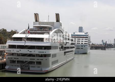 Siviglia, 04/26/2022. Due navi da crociera attraccano a Siviglia. Barche, turisti. Foto: Raúl Doblado. Archsev. Crediti: Album / Archivo ABC / Raúl Doblado Foto Stock