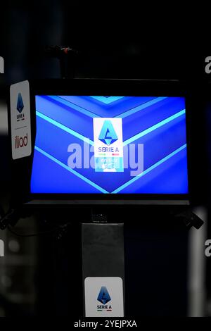 Il monitor dell'arbitro Video Assistant (VAR) viene visto durante la partita di calcio di serie A tra l'Empoli FC e l'FC Internazionale allo stadio Carlo Castellani di Empoli (Italia), il 30 ottobre 2024. Foto Stock