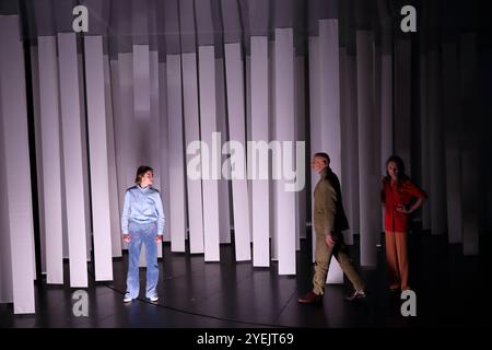 Amelie Willberg als Karin, Paul Herwig als Wickwalz und Kathleen Morgeneyer als Mutter, v.l., während der Fotoprobe für das Stück Gittersee im Berliner Ensemble a Berlino, Neues Haus, 30. Ottobre 2024. // Von Charlotte Gneuß. Regie Leonie Rebentisch. Bühne Sabine Mäder. Kostüme Luisa Wandschneider. Premiere AM 2. Novembre 2024. Berliner Ensemble Gittersee *** Amelie Willberg nel ruolo di Karin , Paul Herwig nel ruolo di Wickwalz e Kathleen Morgeneyer nel ruolo di madre , f l , durante le prove fotografiche per lo spettacolo Gittersee al Berliner Ensemble di Berlino, Neues Haus, 30 ottobre 2024 di Charlotte Gneuß Directe Foto Stock