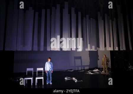 Amelie Willberg als Karin und Paul Herwig als Wickwalz während der Fotoprobe für das Stück Gittersee im Berliner Ensemble a Berlino, Neues Haus, 30. Ottobre 2024. // Von Charlotte Gneuß. Regie Leonie Rebentisch. Bühne Sabine Mäder. Kostüme Luisa Wandschneider. Premiere AM 2. Novembre 2024. Berliner Ensemble Gittersee *** Amelie Willberg nel ruolo di Karin e Paul Herwig nel ruolo di Wickwalz durante le prove fotografiche per lo spettacolo Gittersee al Berliner Ensemble di Berlino, Neues Haus, 30 ottobre 2024 di Charlotte Gneuß regia di Leonie Rebentisch Stage Sabine Mäder Costumes Luisa Wandschneider Premiere Foto Stock