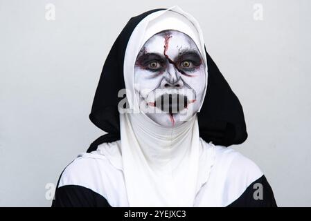 Bangkok, Thailandia. 31 ottobre 2024. Un membro del personale vestito con un costume fantasma posa per una foto durante un viaggio di donazione di sangue di Halloween al National Blood Center, società della Croce Rossa tailandese a Bangkok. Il personale del National Blood Center indossava costumi fantasma per celebrare il festival di Halloween e mirava a incoraggiare i donatori a donare il loro sangue come parte di una sanguinosa campagna di Halloween della società della Croce Rossa tailandese. Credito: SOPA Images Limited/Alamy Live News Foto Stock