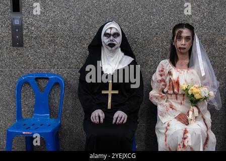 Bangkok, Thailandia. 31 ottobre 2024. I membri del personale vestiti con costumi fantasma posano per una foto durante un viaggio di donazione di sangue di Halloween al National Blood Center, società della Croce Rossa tailandese a Bangkok. Il personale del National Blood Center indossava costumi fantasma per celebrare il festival di Halloween e mirava a incoraggiare i donatori a donare il loro sangue come parte di una sanguinosa campagna di Halloween della società della Croce Rossa tailandese. Credito: SOPA Images Limited/Alamy Live News Foto Stock