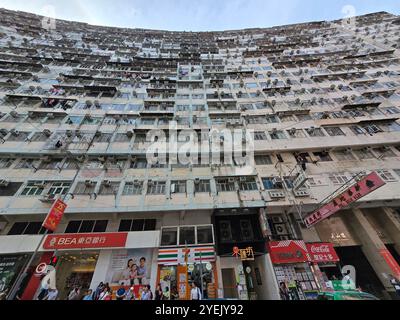 Il Monster Building (edificio Yick Fat) sulla King's Road a Quarry Bay, Hong Kong. Foto Stock