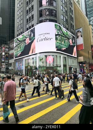 Pedoni che attraversano Queen's Road Central a Hong Kong. Foto Stock