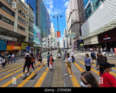 Pedoni che attraversano Nathan Road a Mong Kok, Kowloon, Hong Kong. Foto Stock