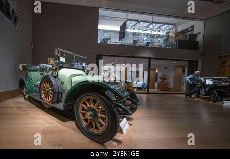 Bonhams, Londra, Regno Unito. 31 ottobre 2024. I saldi annuali della Golden Age of Motoring di Bonhams|Cars presentano una squisita collezione di veicoli veterani ed edoardiani il 1° novembre. L'asta comprende oltre 180 lotti, con un'impressionante gamma di automobili, biciclette e auto d'epoca. La London to Brighton Run si svolge lo stesso fine settimana e queste auto secolari rappresentano un'opportunità per appassionati e collezionisti. Crediti: Malcolm Park/Alamy Live News Foto Stock