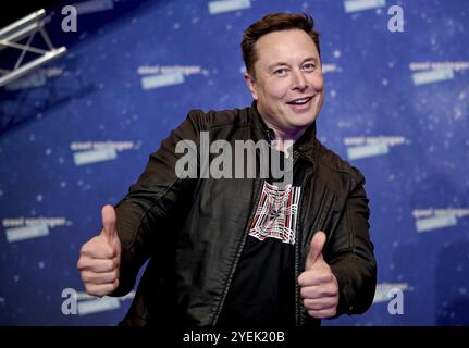 Il proprietario di SpaceX e CEO di Tesla Elon Musk arriva sul tappeto rosso per l'Axel Springer Award 2020 il 1 dicembre 2020 a Berlino, in Germania. Foto Stock