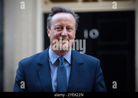 Il primo ministro David Cameron, lascia il numero 10 di Downing Street dopo essere stato nominato ministro degli Esteri il 13 novembre 2023 a Londra, Inghilterra. Foto Stock