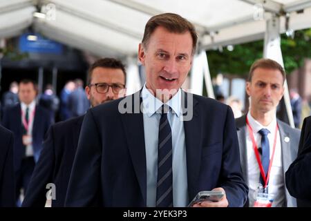 Il Cancelliere britannico dello Scacchiere Jeremy Hunt guarda alla conferenza annuale del Partito Conservatore britannico che si svolge a Manchester, in Gran Bretagna, il 3 ottobre 2023 Foto Stock