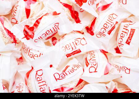 Bielorussia, Minsk - 06 ottobre 2024: Un delizioso assortimento di prelibatezze di cocco Raffaello splendidamente confezionate in eleganti confezioni accattivanti Foto Stock