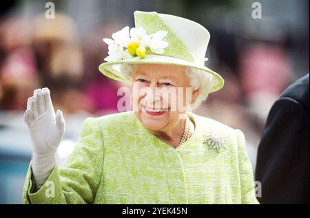 La regina Elisabetta II ondeggia durante una passeggiata intorno a Windsor il suo novantesimo compleanno il 21 aprile 2016 a Windsor, Inghilterra. Foto Stock