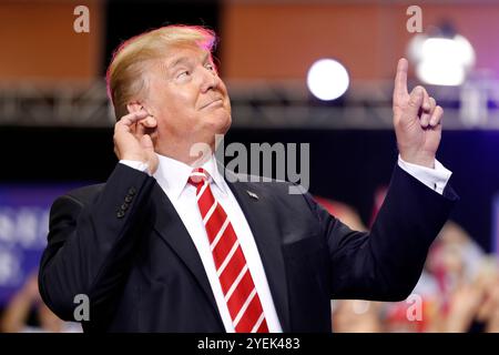 Il presidente Donald Trump reagisce alla canzone mentre arriva a una manifestazione al Phoenix Convention Center, martedì 22 agosto 2017, a Phoenix. Foto Stock