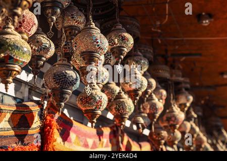 Le lanterne a mosaico dal design intricato si aprono su una banchina del mercato in Cappadocia e gettano un caldo bagliore nel tardo pomeriggio. Foto Stock