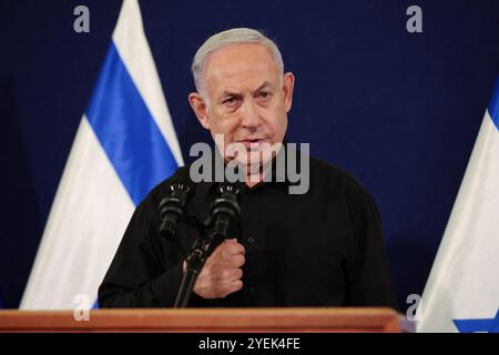 Il primo ministro israeliano Benjamin Netanyahu tiene una conferenza stampa nella base militare di Kirya a Tel Aviv, Israele, il 28 ottobre 2023. Foto Stock