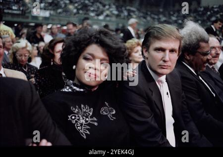 L'uomo d'affari Donald Trump e Oprah Winfrey al Tyson vs Spinks Convention Hall di Atlantic City, New Jersey, il 27 giugno 1988. Foto Stock