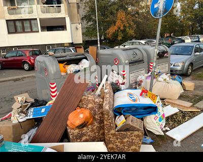 Rifiuti e mobili per la casa scaricati per le strade all'esterno dei contenitori di riciclaggio. Punto di raccolta rifiuti rifiuti a Sofia Bulgaria, Europa, UE Foto Stock