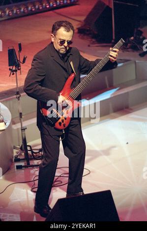 Milano Italia 19/01/1998: Patrick Djivas, bassista della PFM, premiata Forneria Marconi, gruppo Progressive rock italiano, durante la trasmissione televisiva 105 Night Express Foto Stock