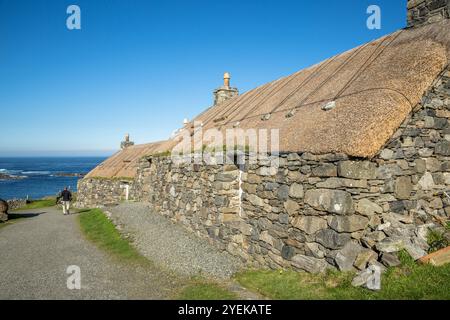 Le case nere erano così chiamate non perché nei primi giorni c'erano fumo e finestre piccole. Blackhouses - Isola di Lewis. Foto Stock