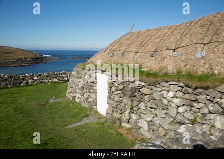 Le case nere erano così chiamate non perché nei primi giorni c'erano fumo e finestre piccole. Blackhouses - Isola di Lewis. Foto Stock