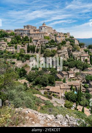 Paesaggio intorno a Gordes, un comune nella regione della Provenza nel sud della Francia in estate Foto Stock