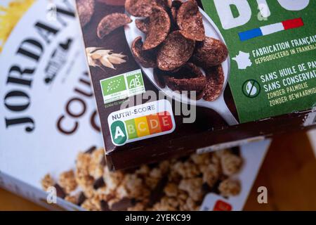 Il logo Nutri-Score fornisce ai consumatori informazioni sul lato anteriore di confezionamento dei prodotti alimentari sulla qualità nutrizionale complessiva dei prodotti con lette Foto Stock