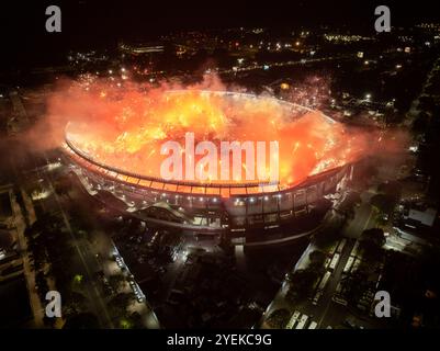 Buenos Aires, Argentina, 29 ottobre 2024: Partita River vs Atlético Mineiro. Fuochi d'artificio allo stadio River. Foto Stock