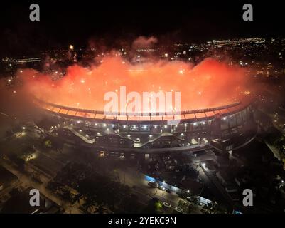 Buenos Aires, Argentina, 29 ottobre 2024: Partita River vs Atlético Mineiro. Fuochi d'artificio allo stadio River. Foto Stock