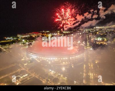 Buenos Aires, Argentina, 29 ottobre 2024: Partita River vs Atlético Mineiro. Fuochi d'artificio allo stadio River. Foto Stock