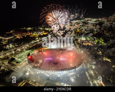 Buenos Aires, Argentina, 29 ottobre 2024: Partita River vs Atlético Mineiro. Fuochi d'artificio allo stadio River. Foto Stock