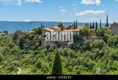 Paesaggio intorno a Gordes, un comune nella regione della Provenza nel sud della Francia in estate Foto Stock