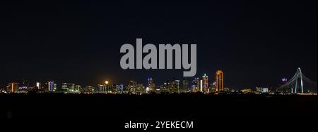 Splendida vista panoramica sul Margaret Hunt Bridge e le luci luminose al neon dello skyline notturno del centro di Dallas Foto Stock