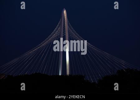 Splendida vista notturna del ponte Margaret Hunt Hill a Dallas, Texas Foto Stock