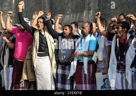 Taiz, Yemen. 19 dicembre 2019. Il governo dello Yemen riconosciuto a livello internazionale e il gruppo di Ansar Allah Houthi hanno attuato un accordo per lo scambio di 135 prigionieri, nella provincia sud-occidentale del paese di Taiz. Secondo una fonte militare, l'accordo ha portato al rilascio di 75 prigionieri da parte degli Houthi in cambio del rilascio di 60 prigionieri Houthi da parte delle autorità governative di Taiz. L'accordo è stato facilitato da una mediazione tribale. La maggior parte dei prigionieri rilasciati erano in buone condizioni di salute, tranne alcuni. Lo Yemen è stato travolto da una guerra civile dal 2014, quando gli Houthi Foto Stock