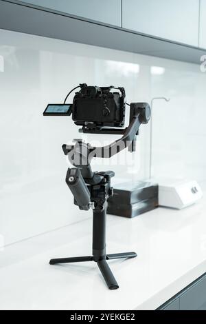 Stabilizzatore gimbal della fotocamera posizionato su un ripiano bianco in una cucina moderna Foto Stock