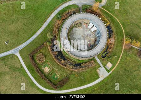 31 ottobre 2024, Brandeburgo, Raddusch: Veduta del castello slavo (veduta aerea con drone). Un festival di Halloween si tiene nel castello slavo in quattro giorni fino alla fine della settimana. Fino al 2003, il castello slavo fu costruito in gran parte fedele all'aspetto originale delle fortificazioni slave che esistevano nella regione nel IX secolo. Fino all'agosto 2024 il sito era gestito dal comune. Un investitore ceco attualmente gestisce il castello slavo, che impiega 15 dipendenti a tempo pieno e diversi assistenti. Foto: Frank Hammerschmidt/dpa/ZB Foto Stock