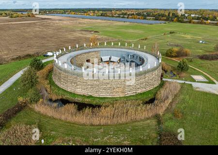 31 ottobre 2024, Brandeburgo, Raddusch: Veduta del castello slavo (veduta aerea con drone). Un festival di Halloween si tiene nel castello slavo in quattro giorni fino alla fine della settimana. Fino al 2003, il castello slavo fu costruito in gran parte fedele all'aspetto originale delle fortificazioni slave che esistevano nella regione nel IX secolo. Fino all'agosto 2024 il sito era gestito dal comune. Un investitore ceco attualmente gestisce il castello slavo, che impiega 15 dipendenti a tempo pieno e diversi assistenti. Foto: Frank Hammerschmidt/dpa/ZB Foto Stock