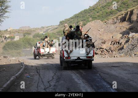 Taiz, Yemen. 19 dicembre 2019. Il governo dello Yemen riconosciuto a livello internazionale e il gruppo di Ansar Allah Houthi hanno attuato un accordo per lo scambio di 135 prigionieri, nella provincia sud-occidentale del paese di Taiz. Secondo una fonte militare, l'accordo ha portato al rilascio di 75 prigionieri da parte degli Houthi in cambio del rilascio di 60 prigionieri Houthi da parte delle autorità governative di Taiz. L'accordo è stato facilitato da una mediazione tribale. La maggior parte dei prigionieri rilasciati erano in buone condizioni di salute, tranne alcuni. Lo Yemen è stato travolto da una guerra civile dal 2014, quando gli Houthi Foto Stock