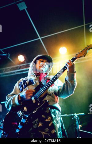 Malmo, Svezia. 30 ottobre 2024. La band inglese English Teacher esegue un concerto dal vivo al Plan B di Malmö. Qui la cantante e musicista Lily Fontaine viene vista dal vivo sul palco. Credito: Gonzales Photo/Alamy Live News Foto Stock