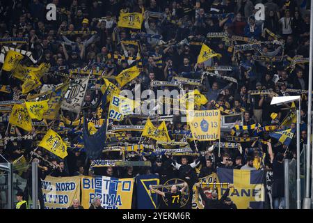 Torino, Italia. 30 ottobre 2024. I tifosi del Parma calcio mostrano il loro sostegno durante la partita di serie A tra Juventus FC e Parma calcio. Crediti: Nicolò campo/Alamy Live News Foto Stock