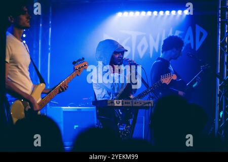 Malmo, Svezia. 30 ottobre 2024. La band inglese English Teacher esegue un concerto dal vivo al Plan B di Malmö. Qui la cantante e musicista Lily Fontaine viene vista dal vivo sul palco. Credito: Gonzales Photo/Alamy Live News Foto Stock