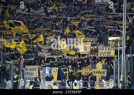 Torino, Italia. 30 ottobre 2024. I tifosi del Parma calcio mostrano il loro sostegno durante la partita di serie A tra Juventus FC e Parma calcio. Crediti: Nicolò campo/Alamy Live News Foto Stock